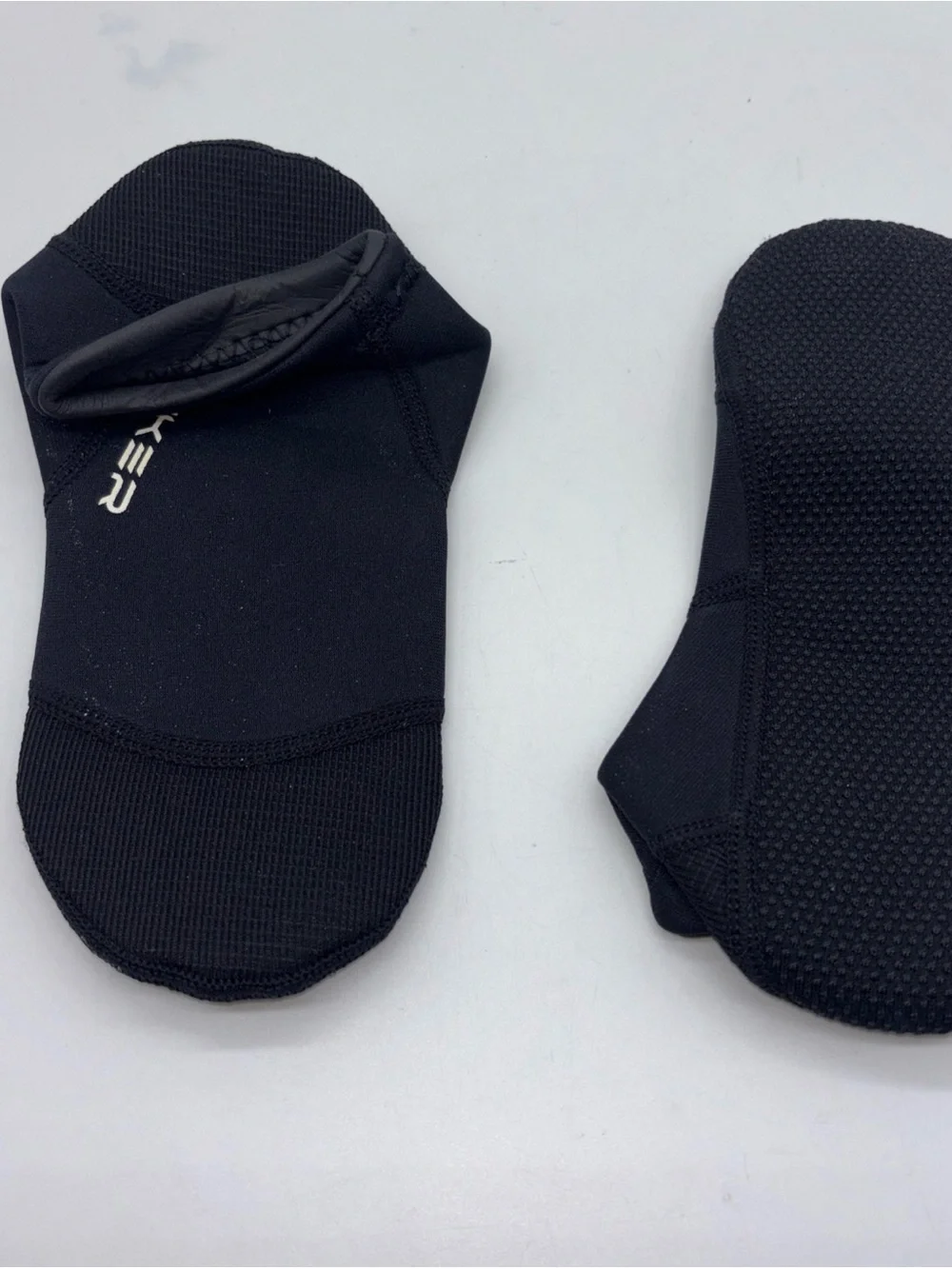 Xuker Neoprene Unisex Water Sand Socks 3mm, Black, Large M9/10, W10/11